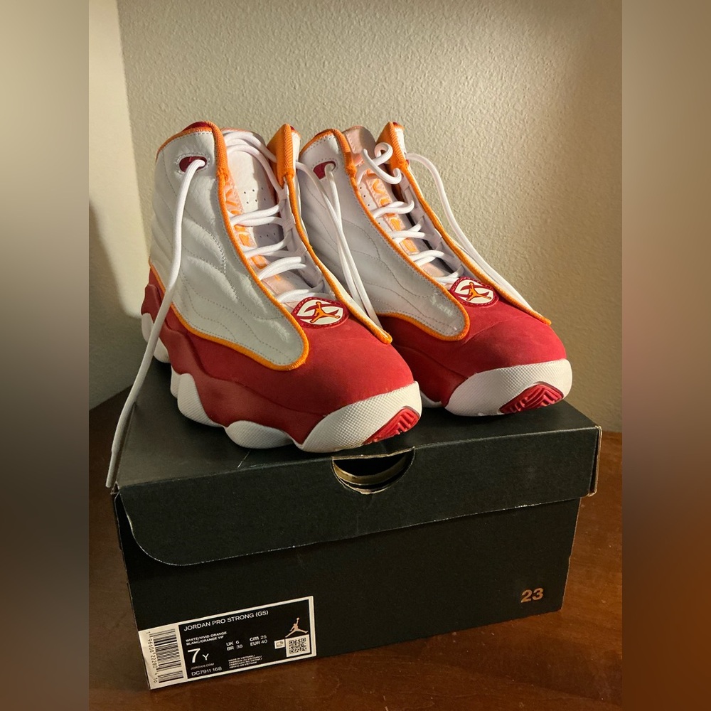 Jordon Pro Strong GS - Size Boys 7 Youth